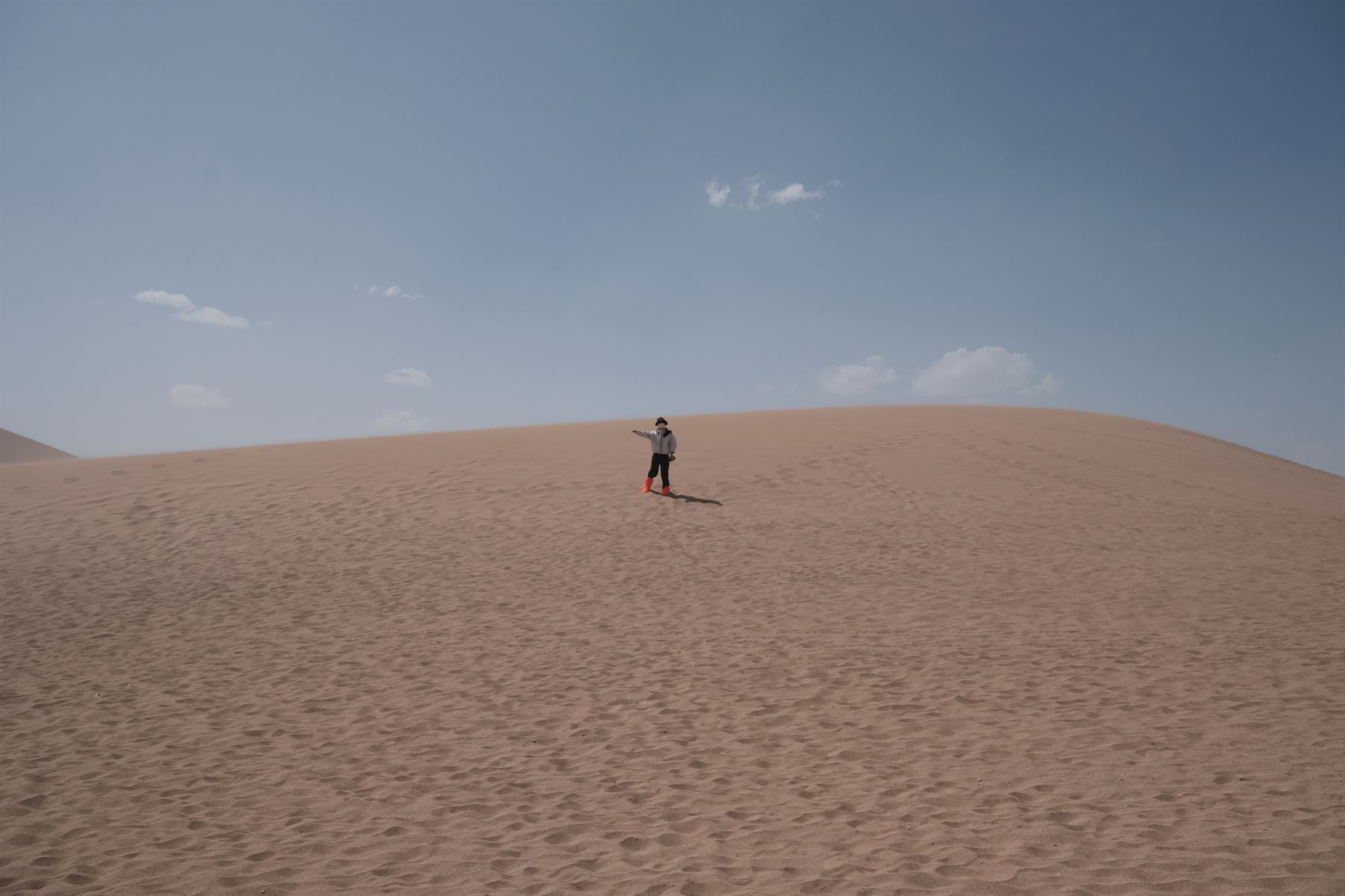 敦煌鸣沙山沙丘上的小小身影