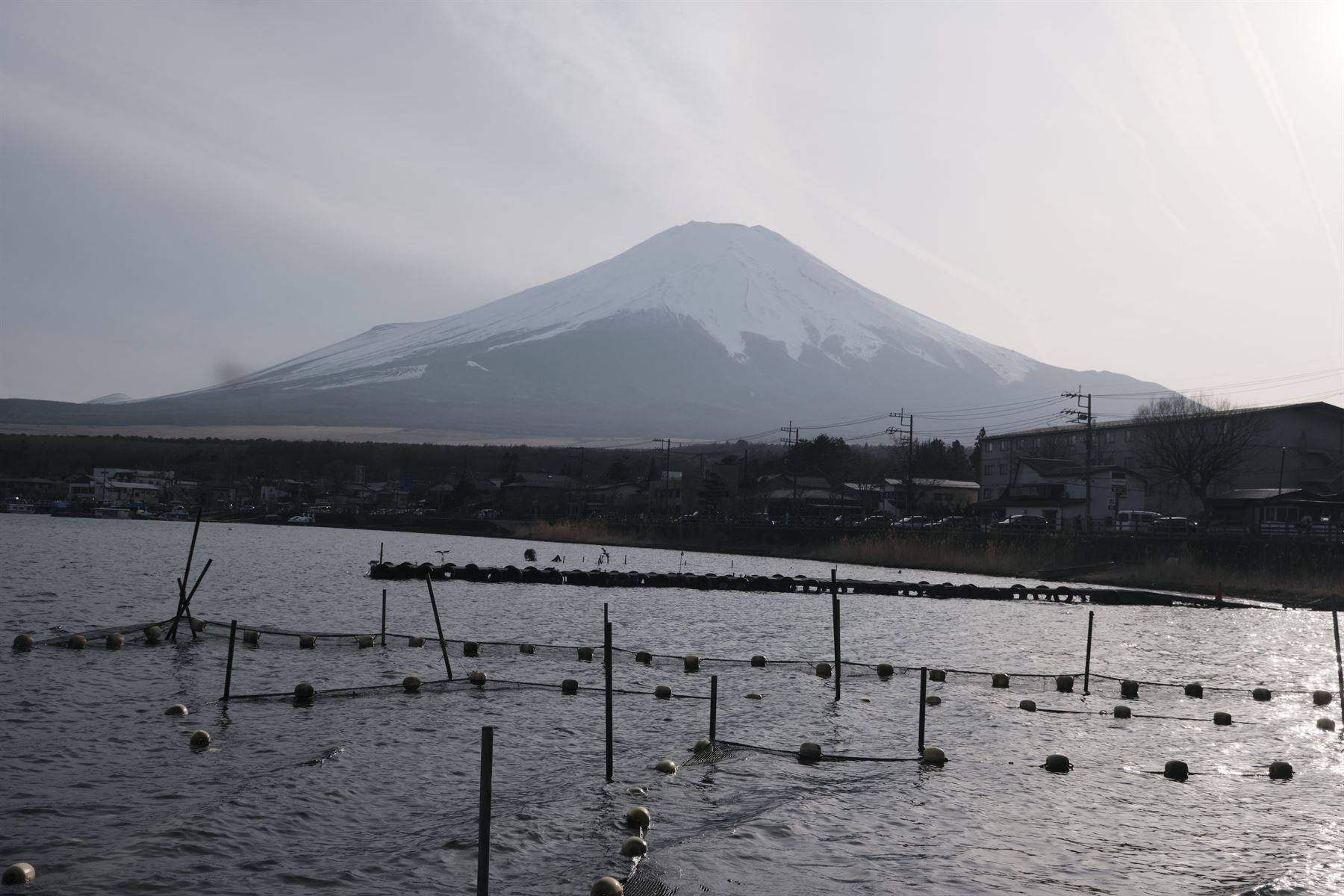 湖面渔网与远处的富士山