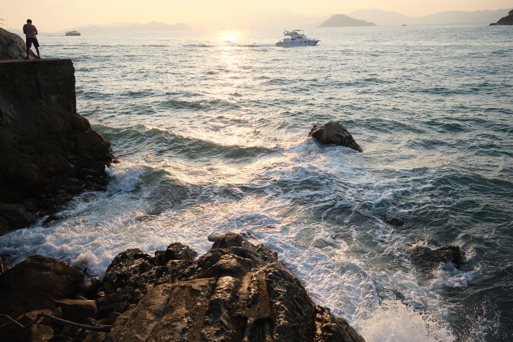坚尼地城海边金色的浪